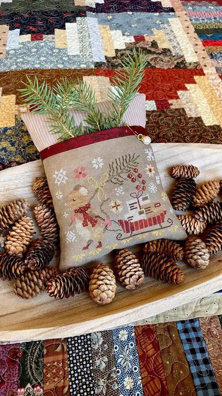 The Postmouse's Christmas Delivery X Stitch